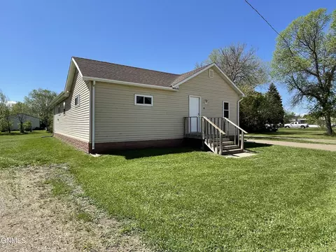 413 Front St SE, Beulah, ND 58523 photo 2