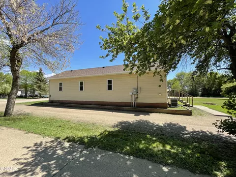 413 Front St SE, Beulah, ND 58523 photo 33
