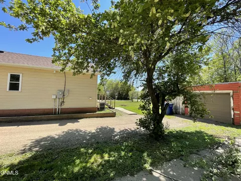 413 Front St SE, Beulah, ND 58523 photo 34
