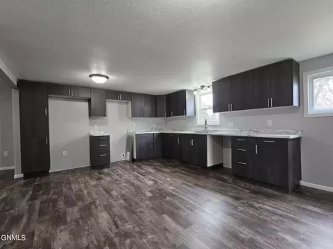 413 Front St SE, Beulah, ND 58523 photo 3