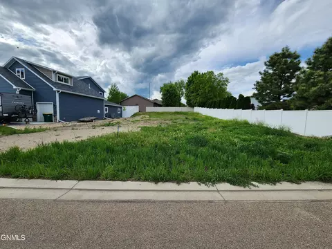 612 Live Oak Ln, Bismarck, ND 58504