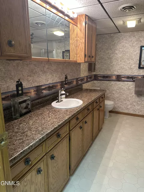 Bath - 719 8th St E, Williston, ND 58801 photo 4 of 4