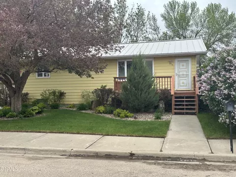 719 8th St E, Williston, ND 58801