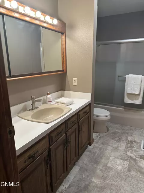 Bath - 719 8th St E, Williston, ND 58801 photo 1 of 4