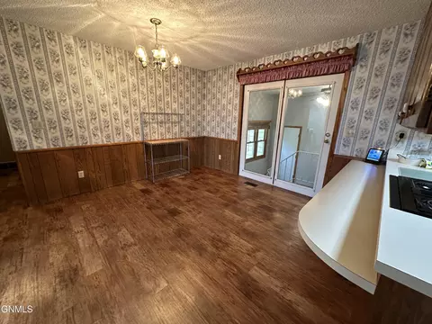 Dining - 719 8th St E, Williston, ND 58801 photo 2 of 2