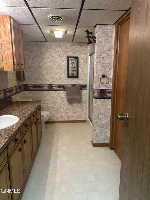 Bath - 719 8th St E, Williston, ND 58801 photo 3 of 4