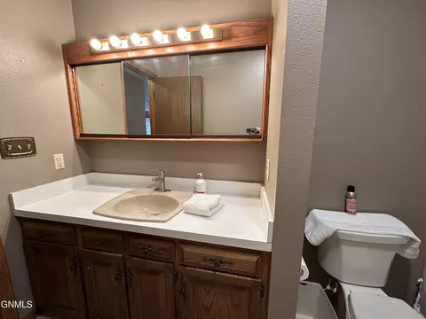 Bath - 719 8th St E, Williston, ND 58801 photo 2 of 4