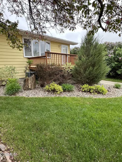Exterior - 719 8th St E, Williston, ND 58801 photo 2 of 8