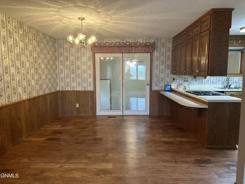 Dining - 719 8th St E, Williston, ND 58801 photo 1 of 2