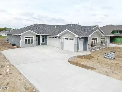 1002 Collective Ln, Bismarck, ND 58503