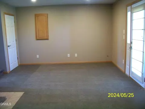 Living - 1069 Turnpike Ave E, Bismarck, ND 58501 photo 4 of 4