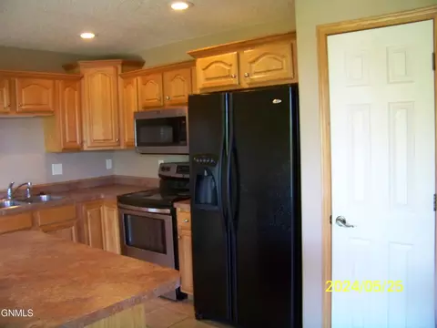 Kitchen - 1069 Turnpike Ave E, Bismarck, ND 58501 photo 2 of 3