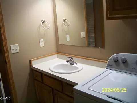 Bath - 1069 Turnpike Ave E, Bismarck, ND 58501 photo 6 of 6
