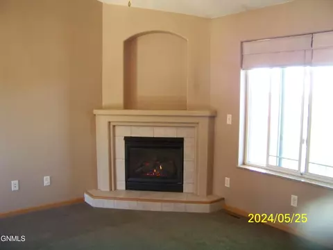 Living - 1069 Turnpike Ave E, Bismarck, ND 58501 photo 1 of 4