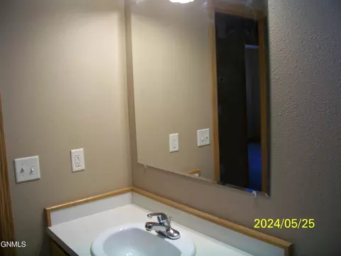 Bath - 1069 Turnpike Ave E, Bismarck, ND 58501 photo 2 of 6