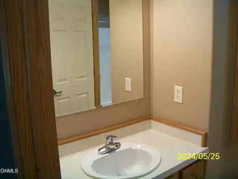 Bath - 1069 Turnpike Ave E, Bismarck, ND 58501 photo 3 of 6