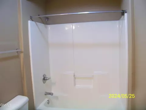 Bath - 1069 Turnpike Ave E, Bismarck, ND 58501 photo 1 of 6