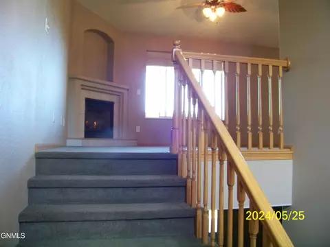 Living - 1069 Turnpike Ave E, Bismarck, ND 58501 photo 3 of 4