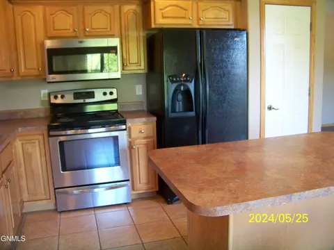 Kitchen - 1069 Turnpike Ave E, Bismarck, ND 58501 photo 3 of 3