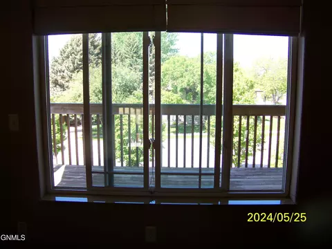 Living - 1069 Turnpike Ave E, Bismarck, ND 58501 photo 2 of 4