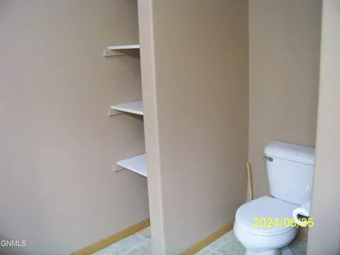 Bath - 1069 Turnpike Ave E, Bismarck, ND 58501 photo 5 of 6