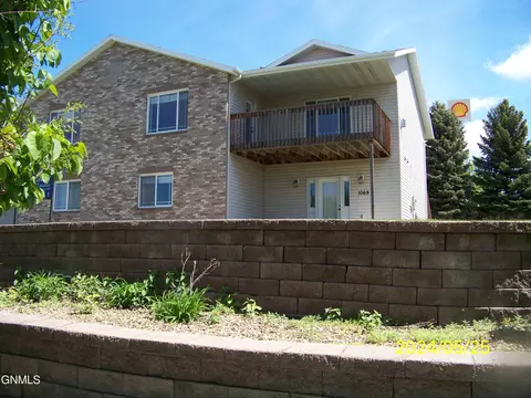 1069 Turnpike Ave E, Bismarck, ND 58501