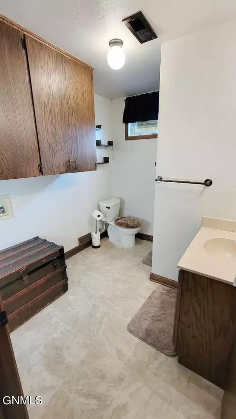 Bath - 5609 Carolville Loop, Williston, ND 58801 photo 3 of 3