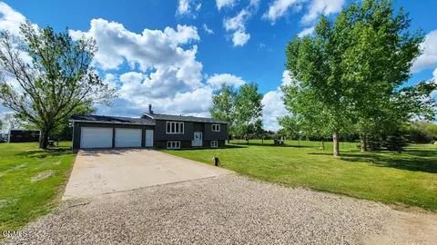 5609 Carolville Loop, Williston, ND 58801
