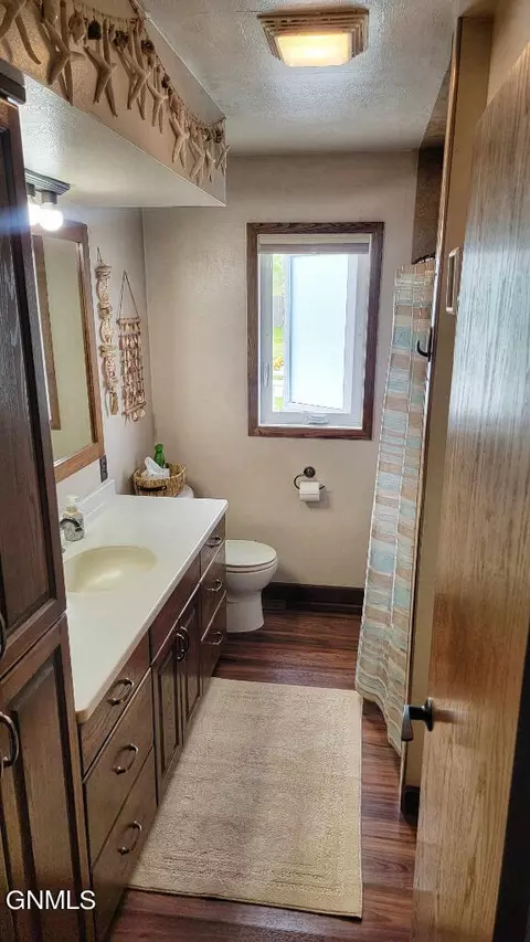 Bath - 5609 Carolville Loop, Williston, ND 58801 photo 1 of 3