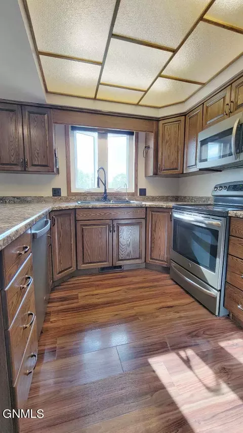 Kitchen - 5609 Carolville Loop, Williston, ND 58801 photo 3 of 3