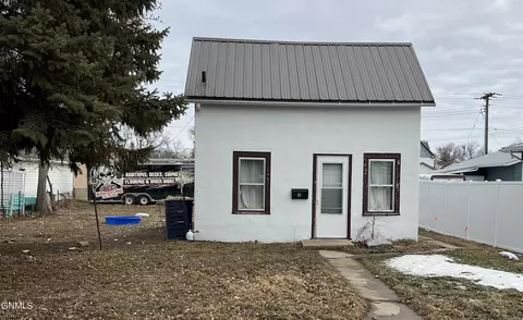 408 5th Ave NW, Jamestown, ND 58401