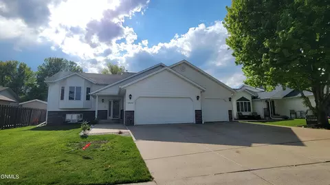 2830 Essex Loop, Bismarck, ND 58504