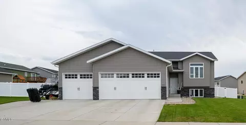 607 Weyburn Dr, Bismarck, ND 58503