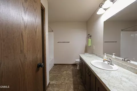 804 E Lasalle Dr UNIT B, Bismarck, ND 58503 photo 24