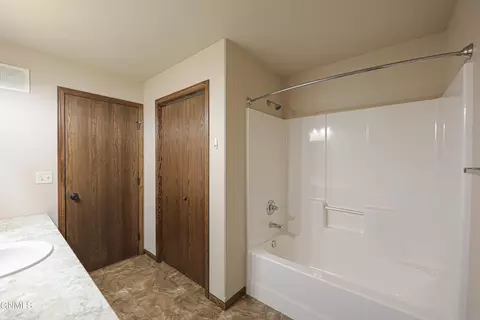 804 E Lasalle Dr UNIT B, Bismarck, ND 58503 photo 27
