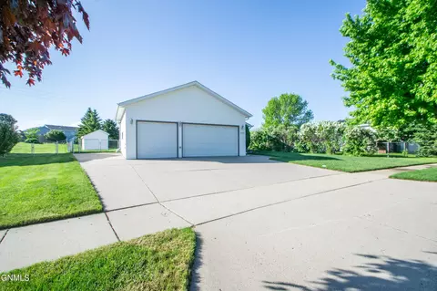 1003 25th St SE, Mandan, ND 58554 photo 4