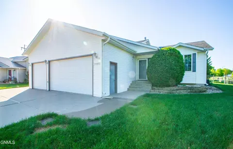 1003 25th St SE, Mandan, ND 58554 photo 2