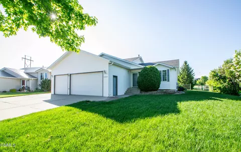 1003 25th St SE, Mandan, ND 58554