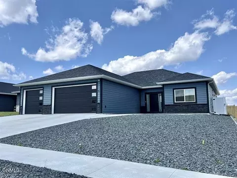 5 Mulberry Loop NE, Minot, ND 58703