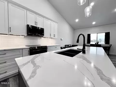 5 Mulberry Loop NE, Minot, ND 58703 photo 16