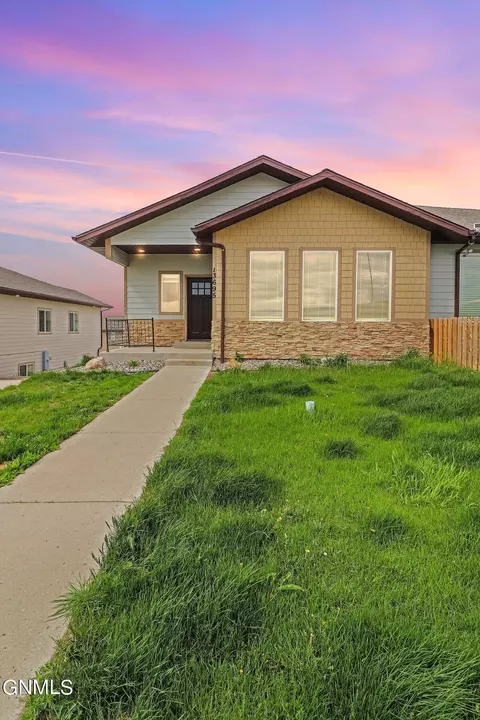 13695 Karen St, Williston, ND 58801