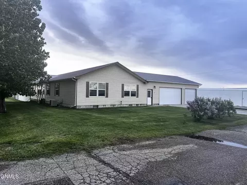 61 66th St E, Williston, ND 58801