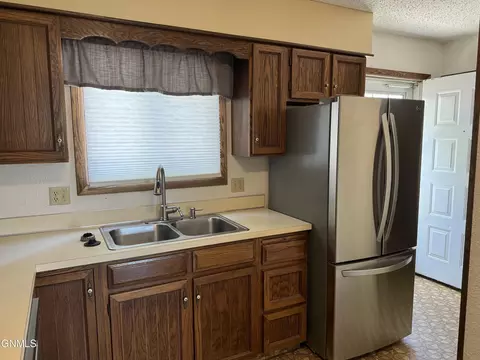 Kitchen - 2905 Warwick Loop, Bismarck, ND 58504 photo 3 of 4