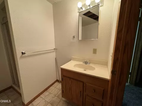 Bath - 2905 Warwick Loop, Bismarck, ND 58504 photo 4 of 5