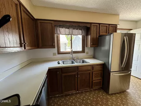 Kitchen - 2905 Warwick Loop, Bismarck, ND 58504 photo 4 of 4