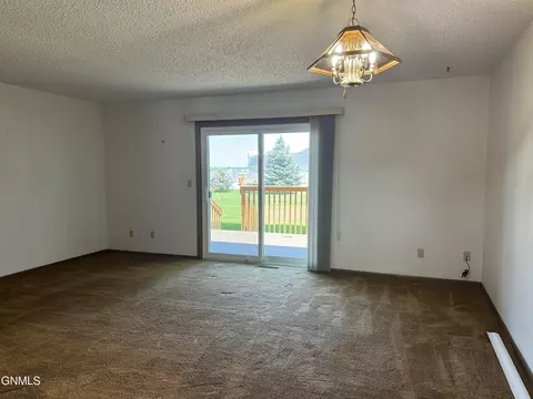 Living - 2905 Warwick Loop, Bismarck, ND 58504 photo 2 of 5
