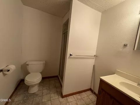 Bath - 2905 Warwick Loop, Bismarck, ND 58504 photo 5 of 5