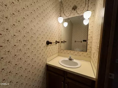 Bath - 2905 Warwick Loop, Bismarck, ND 58504 photo 1 of 5