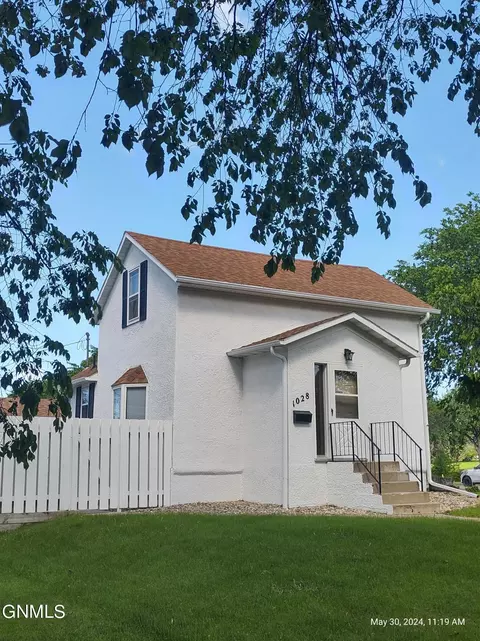 1028 8th St, Bismarck, ND 58501