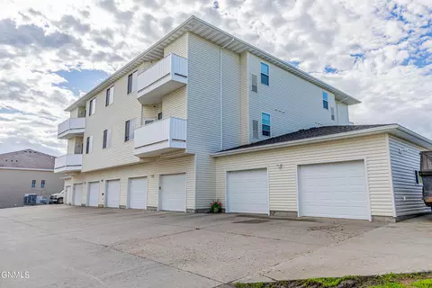 4913 Shelburne St, Bismarck, ND 58503